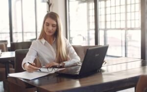 Read more about the article Licence professionnelle en 2025 : Le Guide Ultime Que Personne Ne T’avait Jamais Offert (Et Gratuitement !)